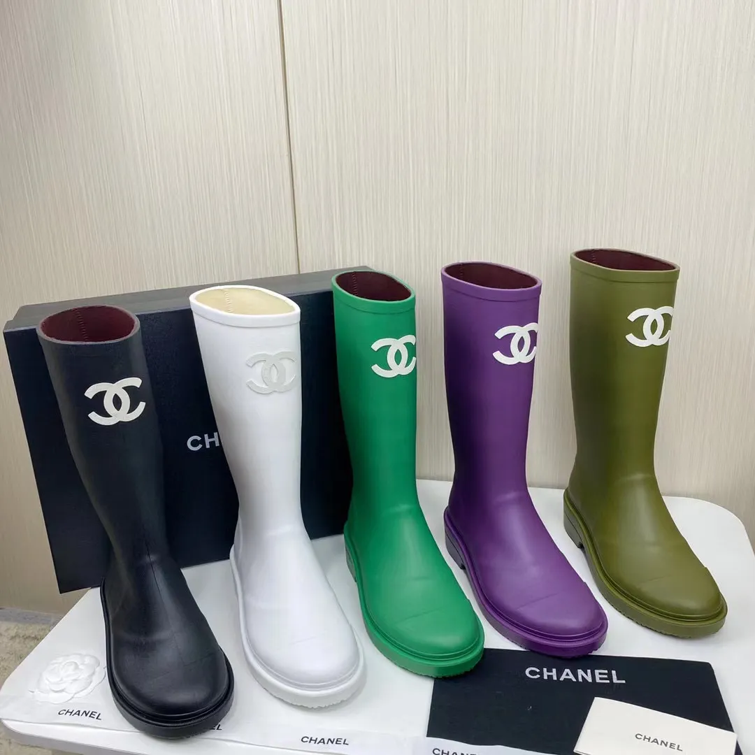 👟👟Ex-factory price 460👟👟 Women's shoes, women's clothing, women's CH rain boots CHANEL Chanel 22vs summer Internet celebrity popular rain boots series [Colorful hot one-piece rain boots] I bought a pair of rain boots that are very good-looking this season. They are limited to single digits in domestic counters. You can’t get them unless you are Vic. I am so lucky. I really love these rain boots. I love them so much. The upper feet are soft and waxy. They are so comfortable. With these boots, whether you have O-shaped legs, Purchased at counter for 7800! ! ! Exclusive mold opening and customization on the entire network, after one month of adjustment to restore the genuine grade, counter inspection level, only genuine grade! ! Flash sale on all products on the market! ! Fabric: Original open mold T👟👟Ex-factory price U one-piece molding Inner: Original customized imported Lycra injection molding Feet: Original injection molding pad Packing: Original packaging Code number: 35-41 ☀Color: 5 colors produced simultaneously on the official website